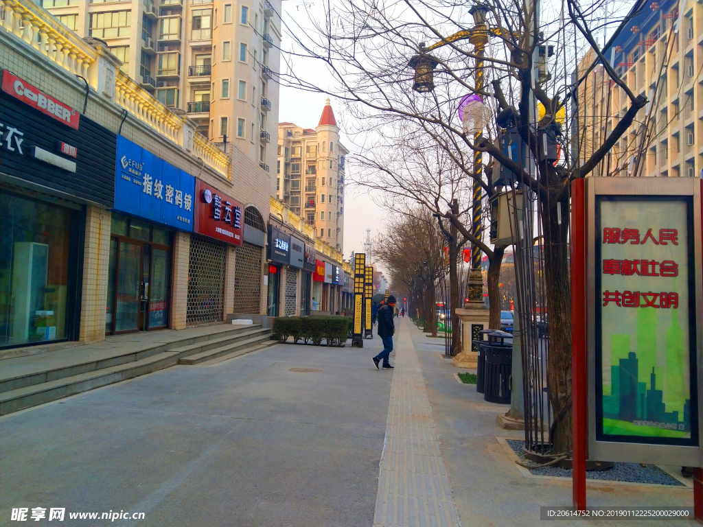 日暮下的城市道路风景