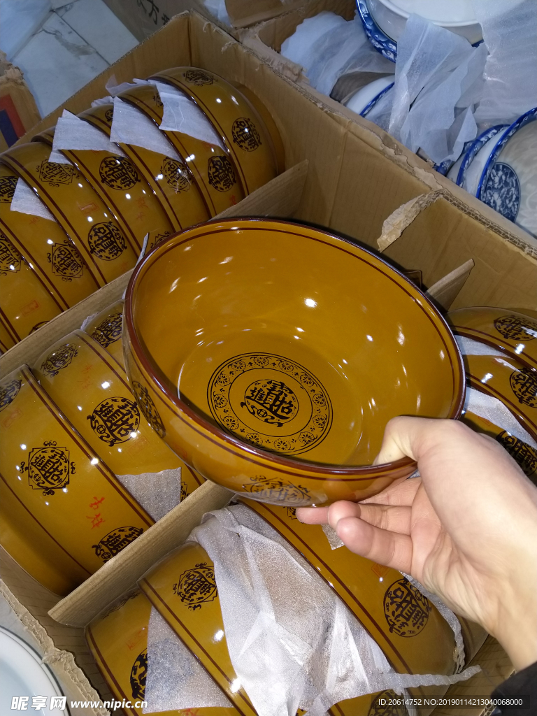 精致的瓷碗