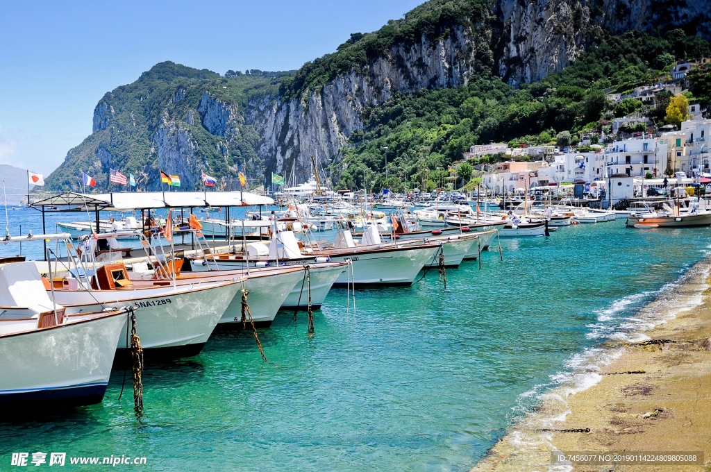 海边船沙滩山林风景画