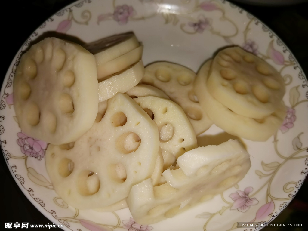 盘子里的莲藕
