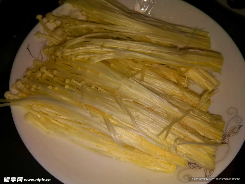 盘子里的金针菇