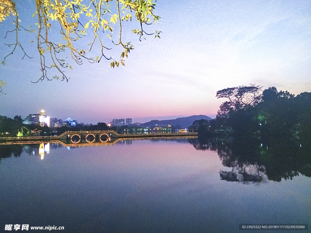 湖面夜色