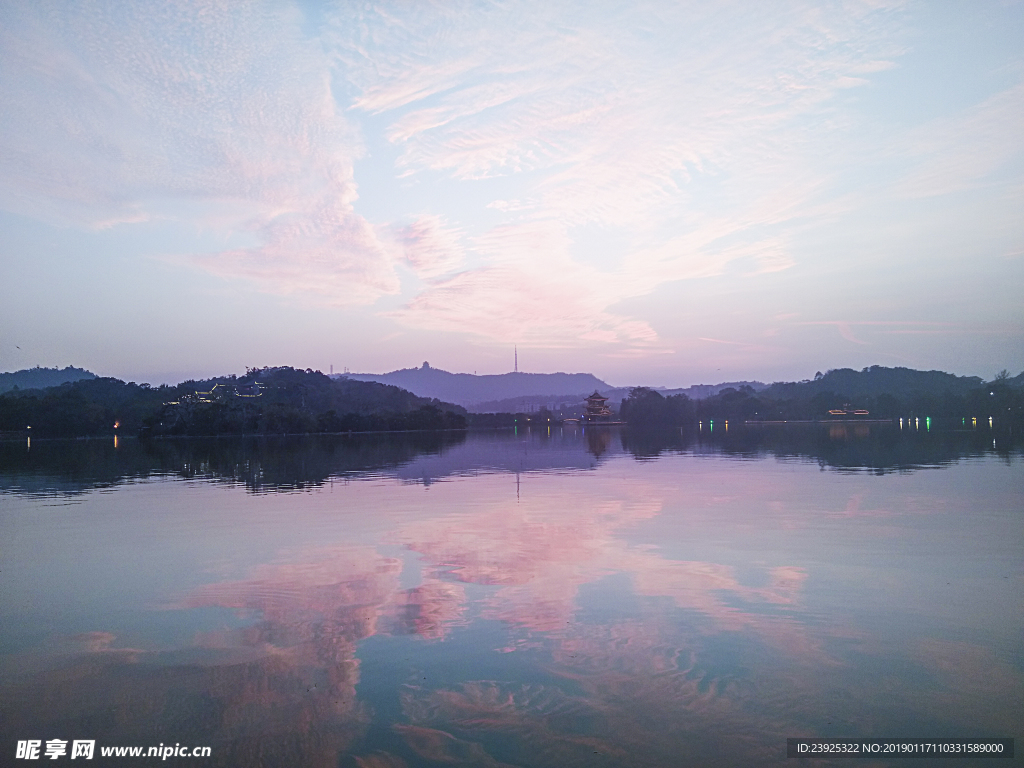 湖边晚霞风景