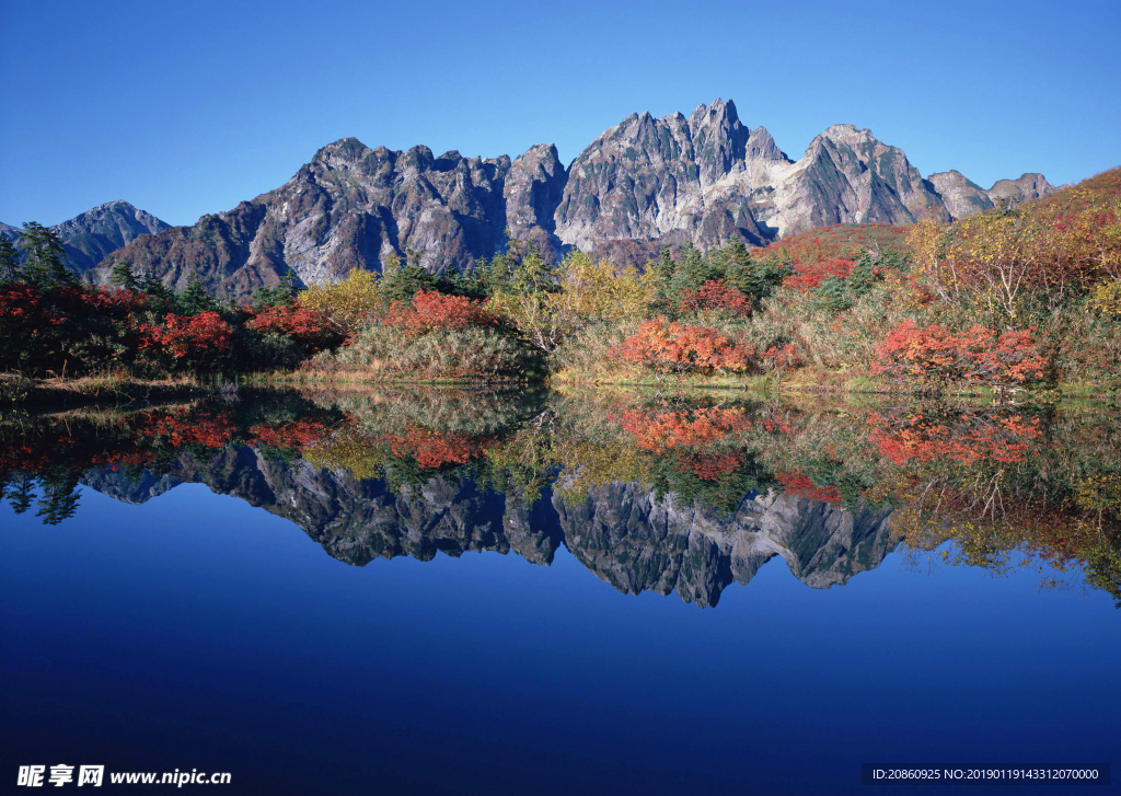 美丽的山峰湖泊图片