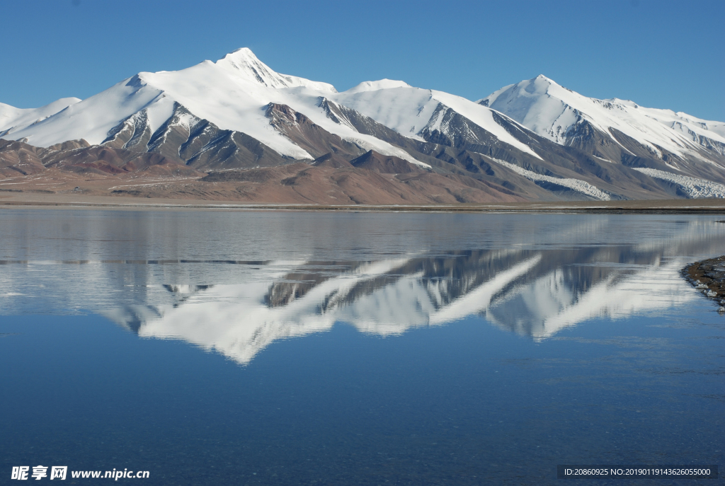 美丽雪山下的湖泊景色