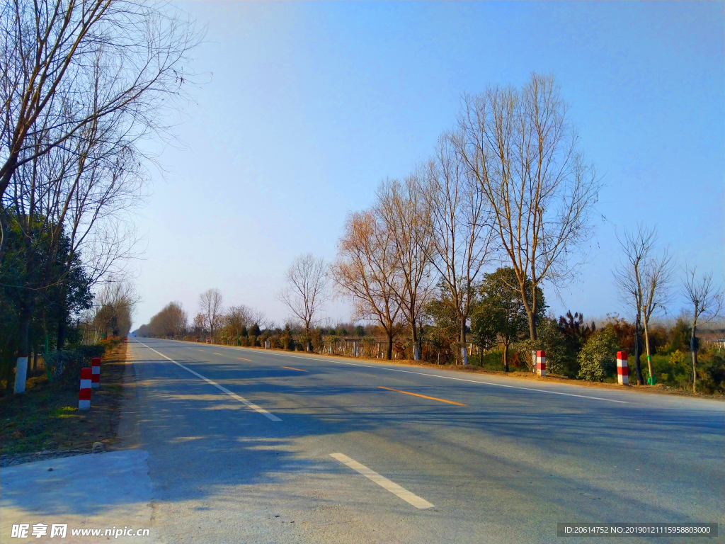 蓝天下的乡村道路风景