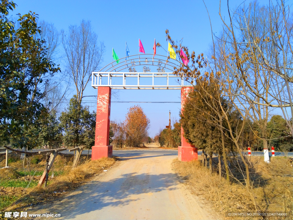 蓝天下的乡村风景