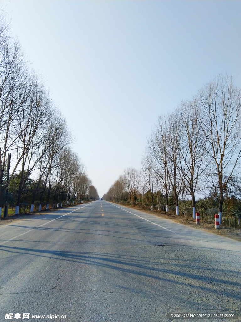 蓝天下的道路风景