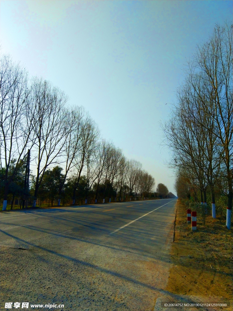 蓝天下的道路风景