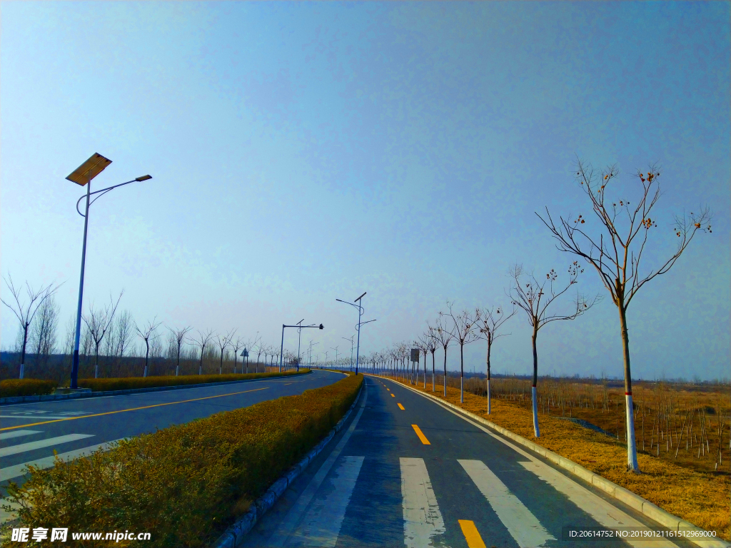 蓝天下的道路风景