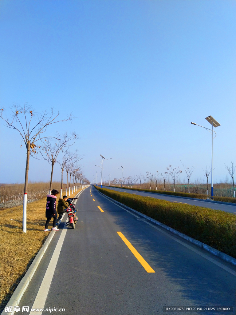 深秋时节的道路风景