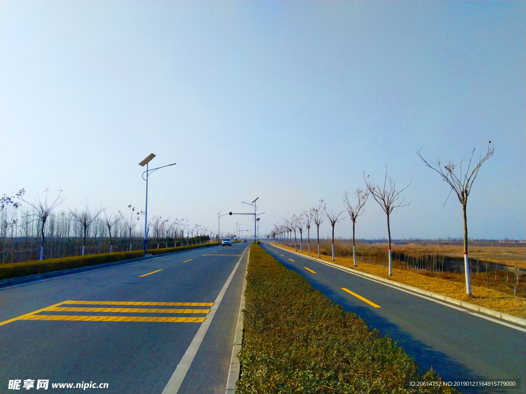 深秋时节的道路风景