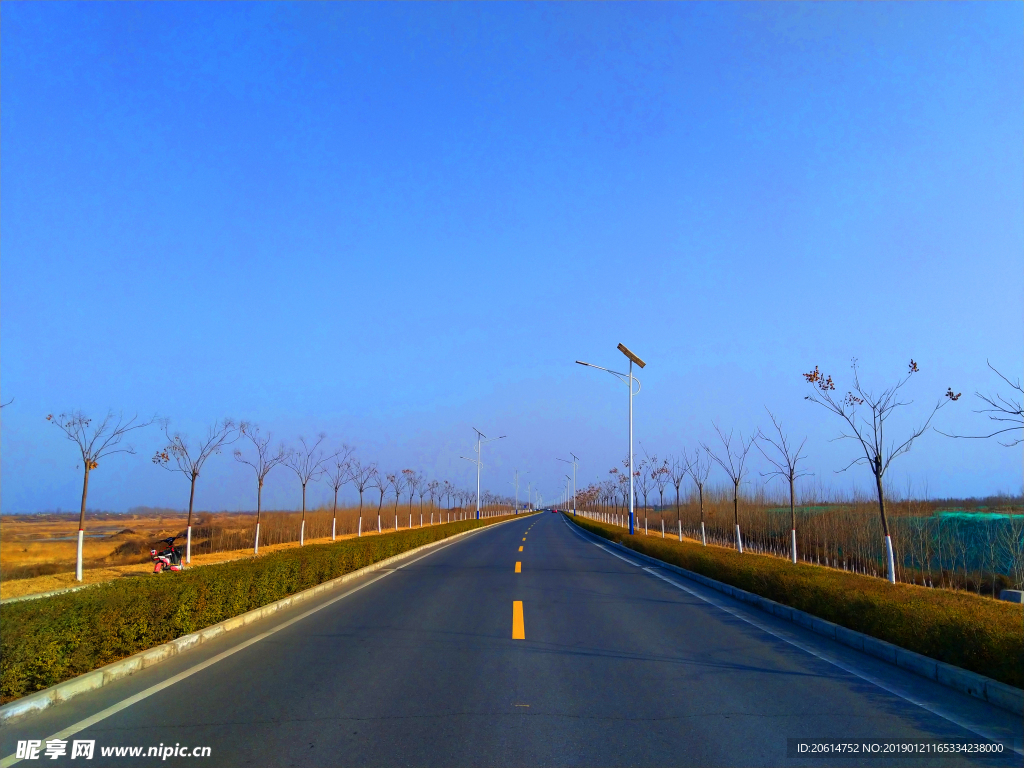 蓝天下的道路风景