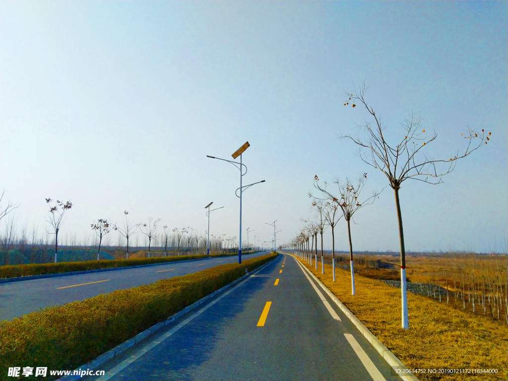 深秋时节的道路风景