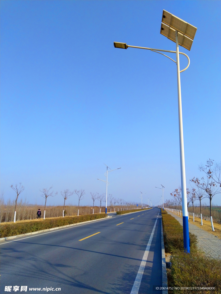 蔚蓝天空下的道路风景