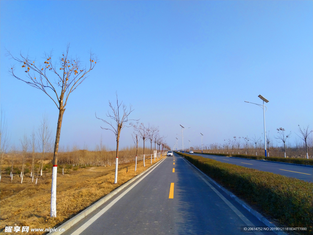 蔚蓝天空下的道路风景