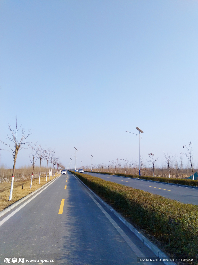 蔚蓝天空下的道路风景