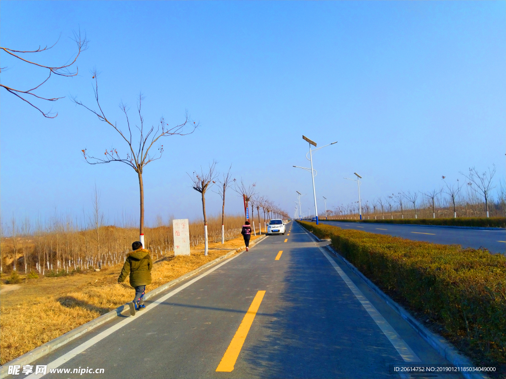 深秋时节的道路风景