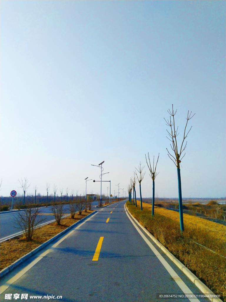 深秋时节的道路风景