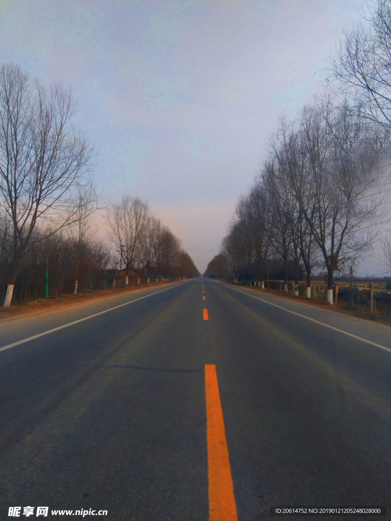 日暮下的乡村道路风景