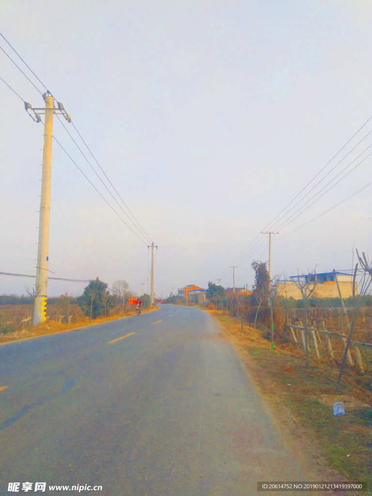 日暮下的乡村道路风景