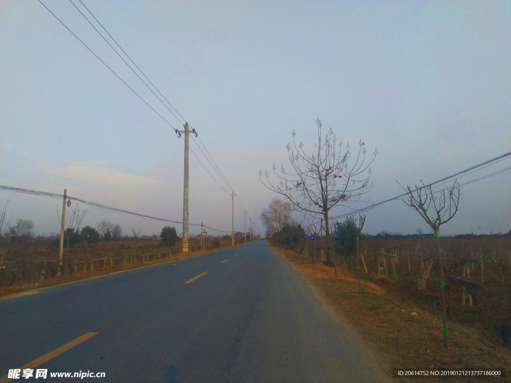 日暮下的乡村道路风景