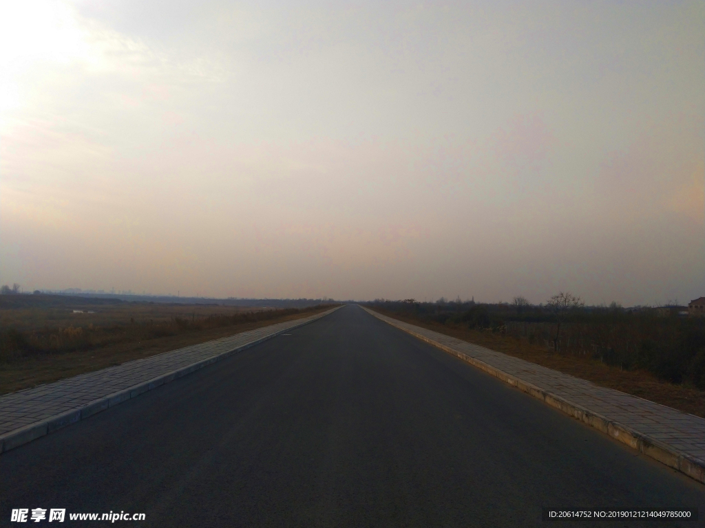 日暮下的道路风景