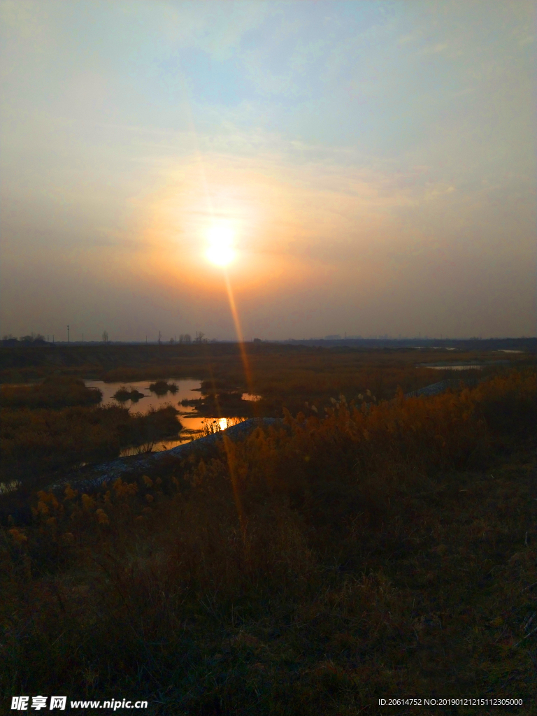 日暮下的河道美景