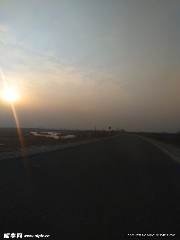 日暮下的乡村道路风景