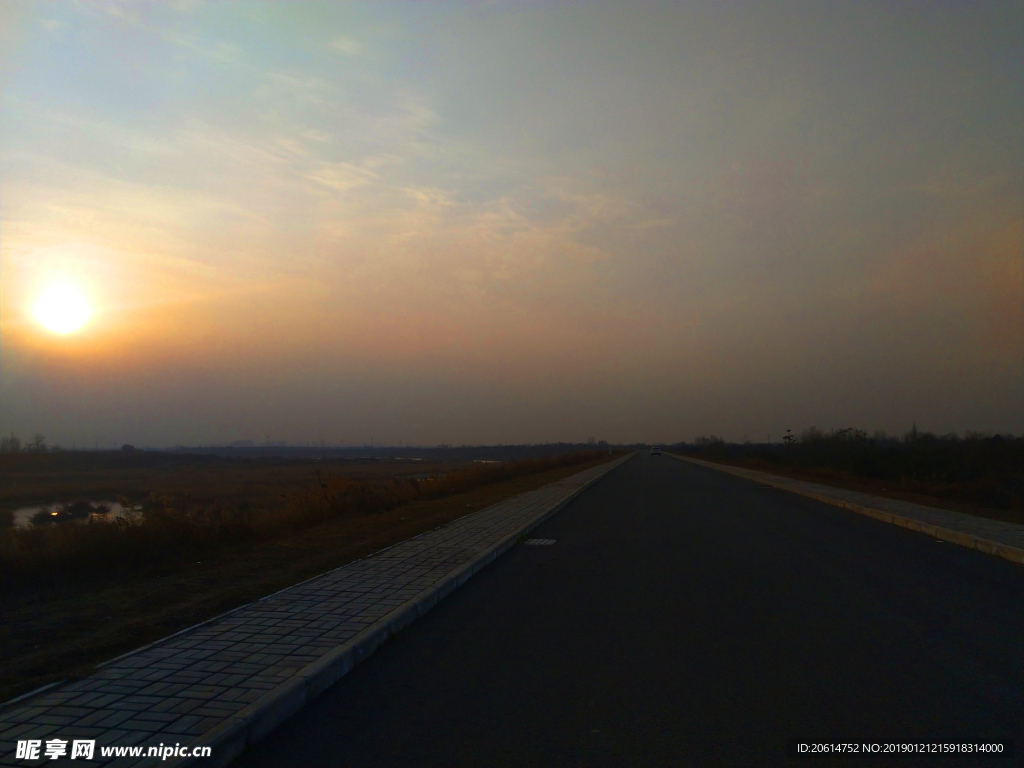 日暮下的乡村道路风景