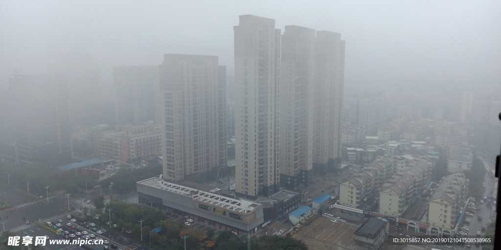 雾气中的城市
