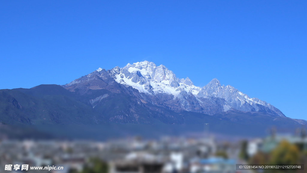 雪山远景