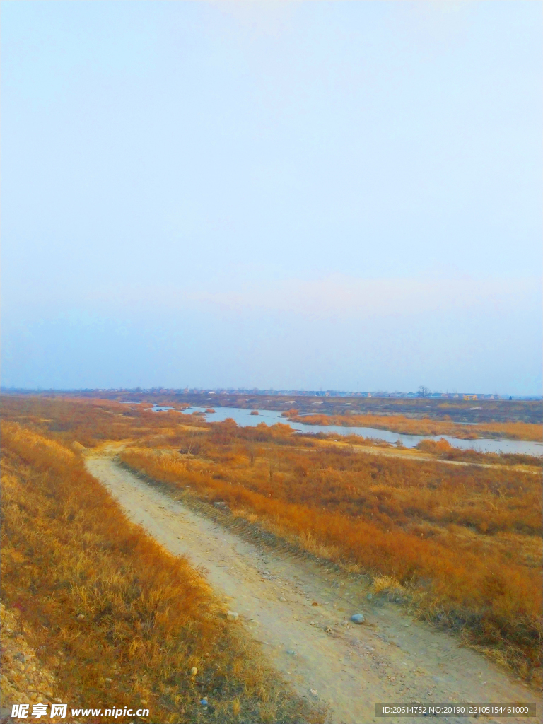 深秋时节的河道风景