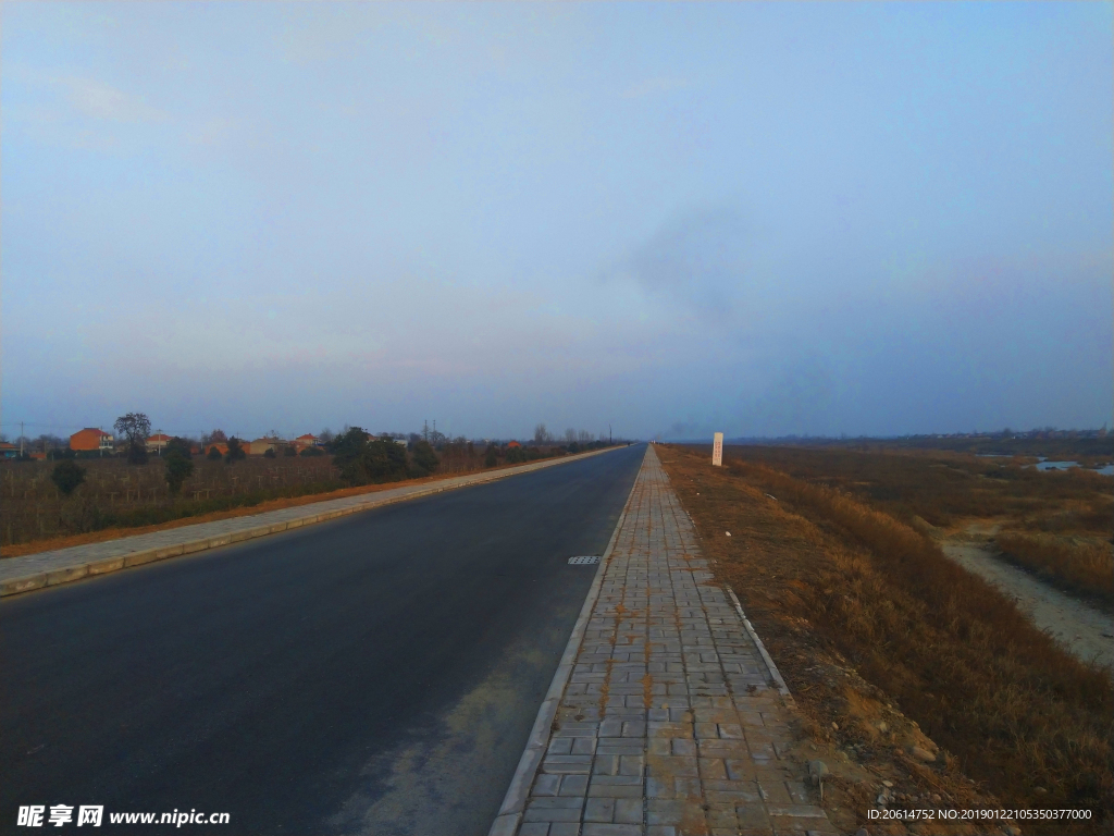 日暮下的乡村道路风景