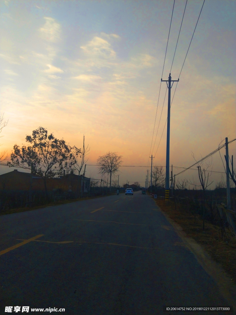 日暮下的乡村道路风景