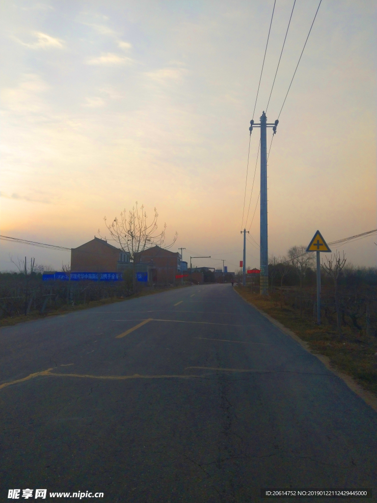 日暮下的乡村道路风景