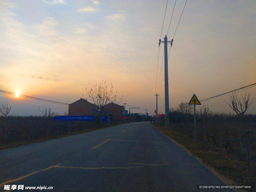 日暮下的乡村道路风景