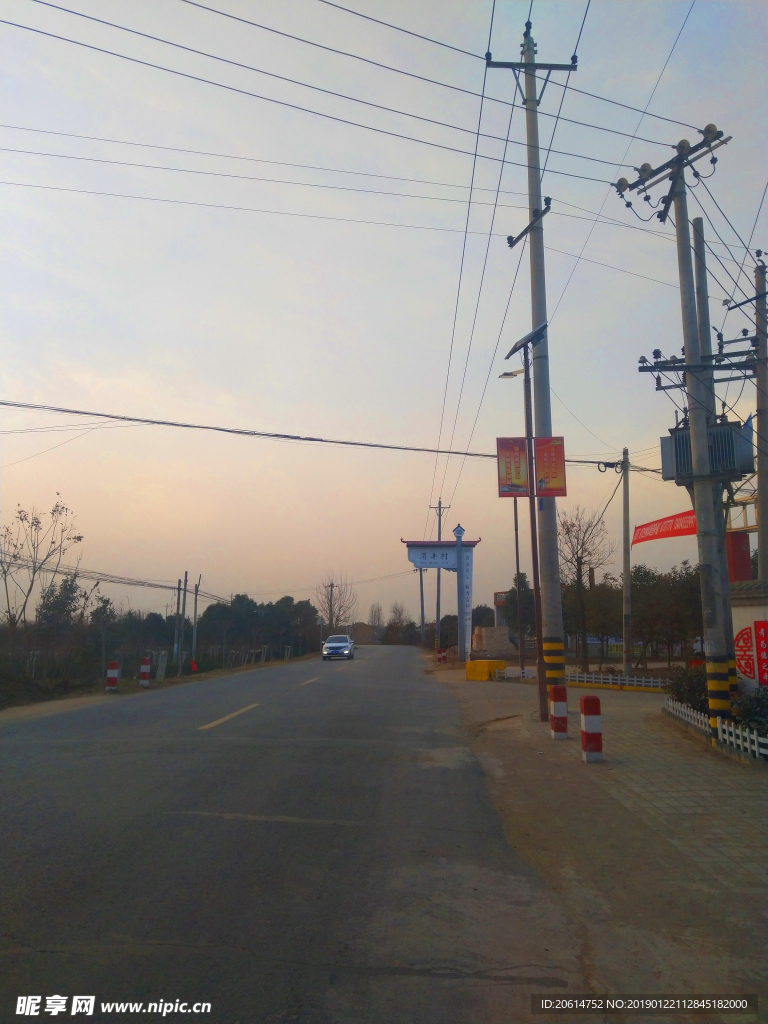 日暮下的乡村道路风景