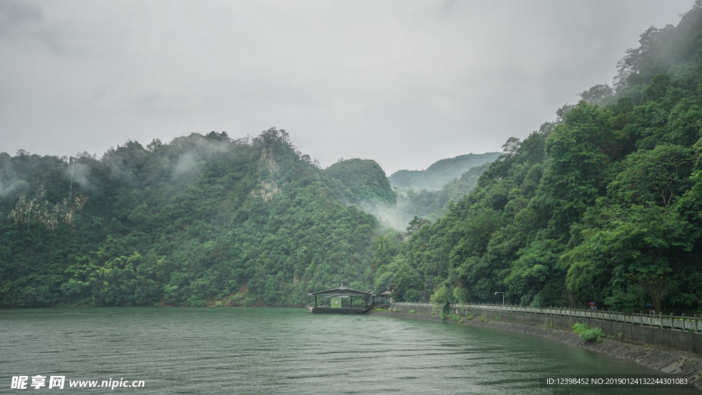 静谧的湖泊