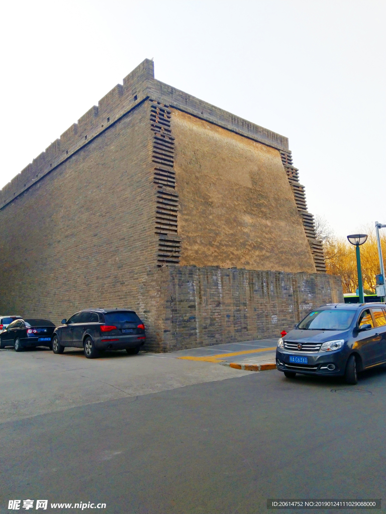 日暮下的城市街道