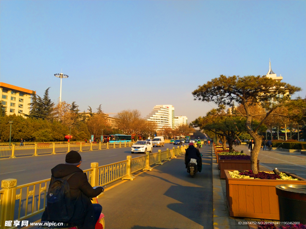 夕阳下的城市街道