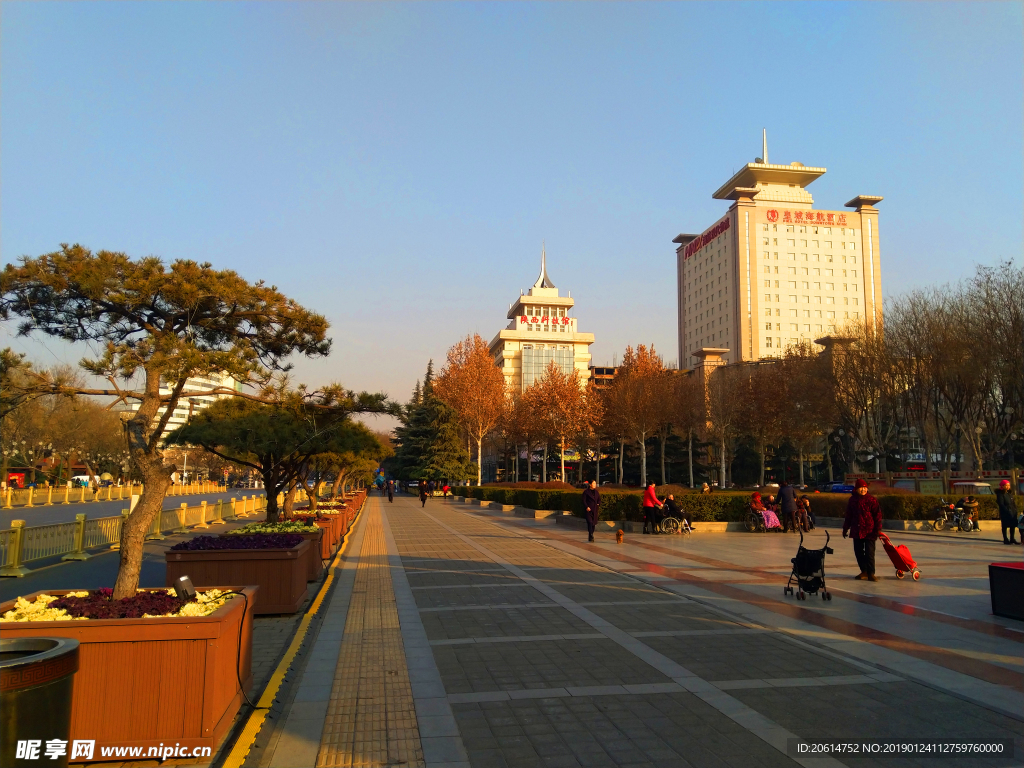 夕阳下的城市广场