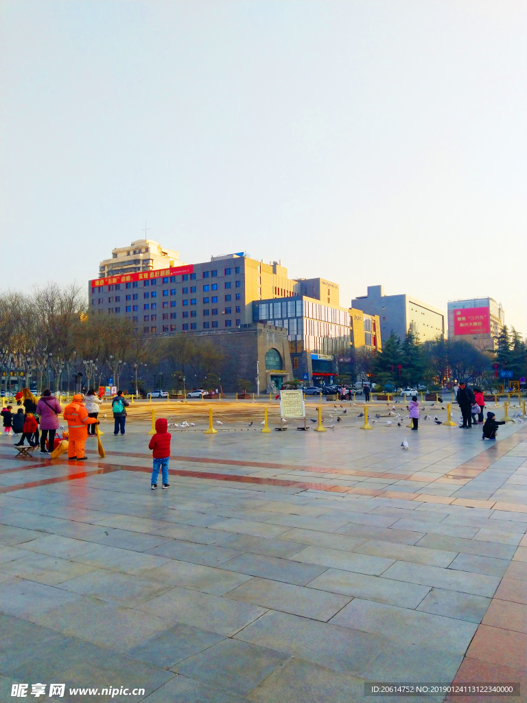 日暮下的城市广场