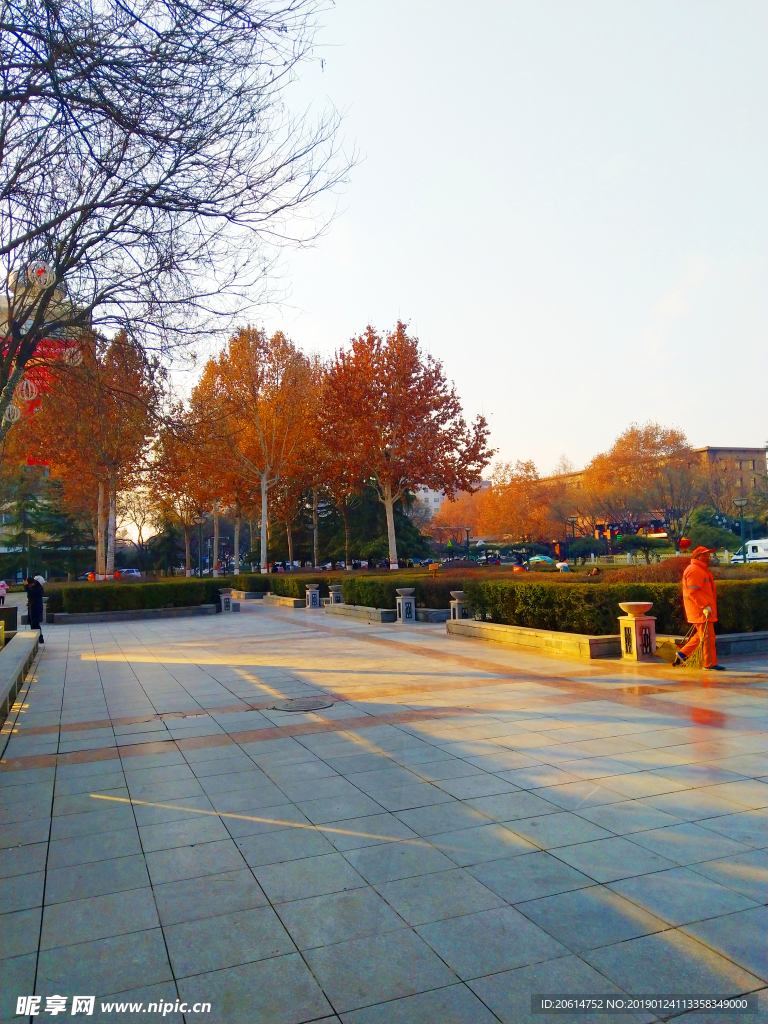 夕阳下的城市广场