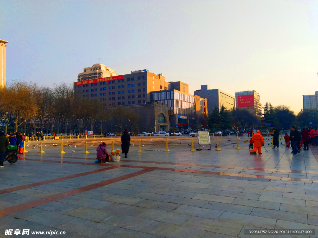 日暮下的城市广场风景