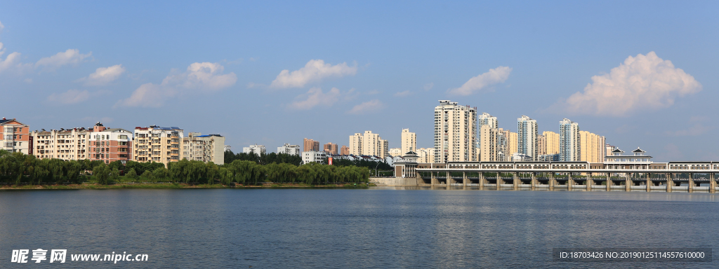 湖边建筑风景