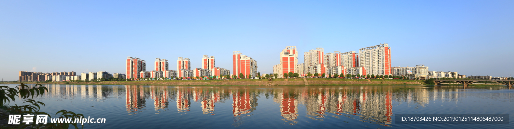 湖边建筑风景