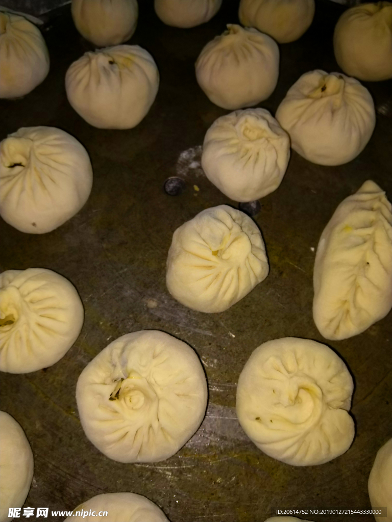 蒸笼上的包子