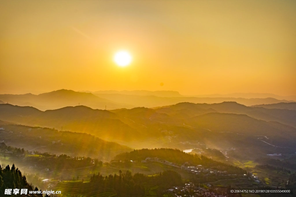 夕阳下的大山风景