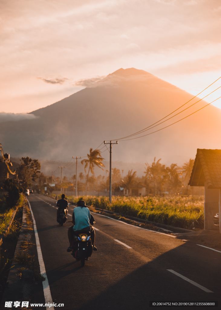 夕阳下的道路风景